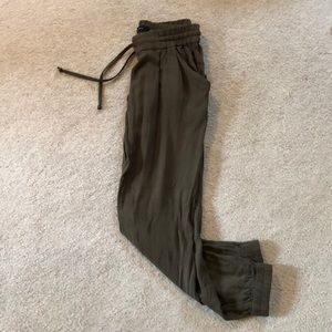 Aritzia’s gorgeous talula olive green joggers
